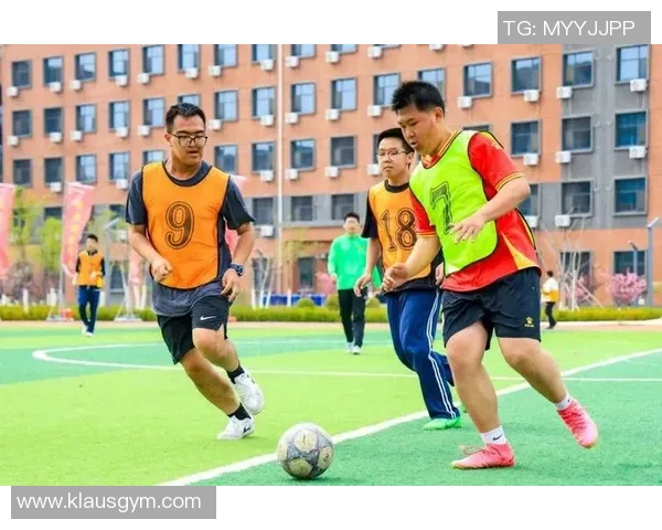 亚瑟在绿茵场上挥洒汗水与激情，足球梦启航的精彩瞬间